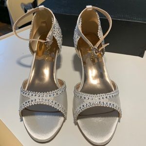 Rhinestone brand new in box beautiful wedding shoes